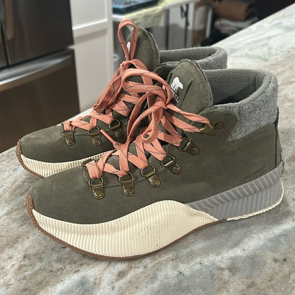 Sorel Shoes - SOREL OUT N ABOUT CONQUEST BOOT
Size 7 NWT green,cream, coral,gray waterproof